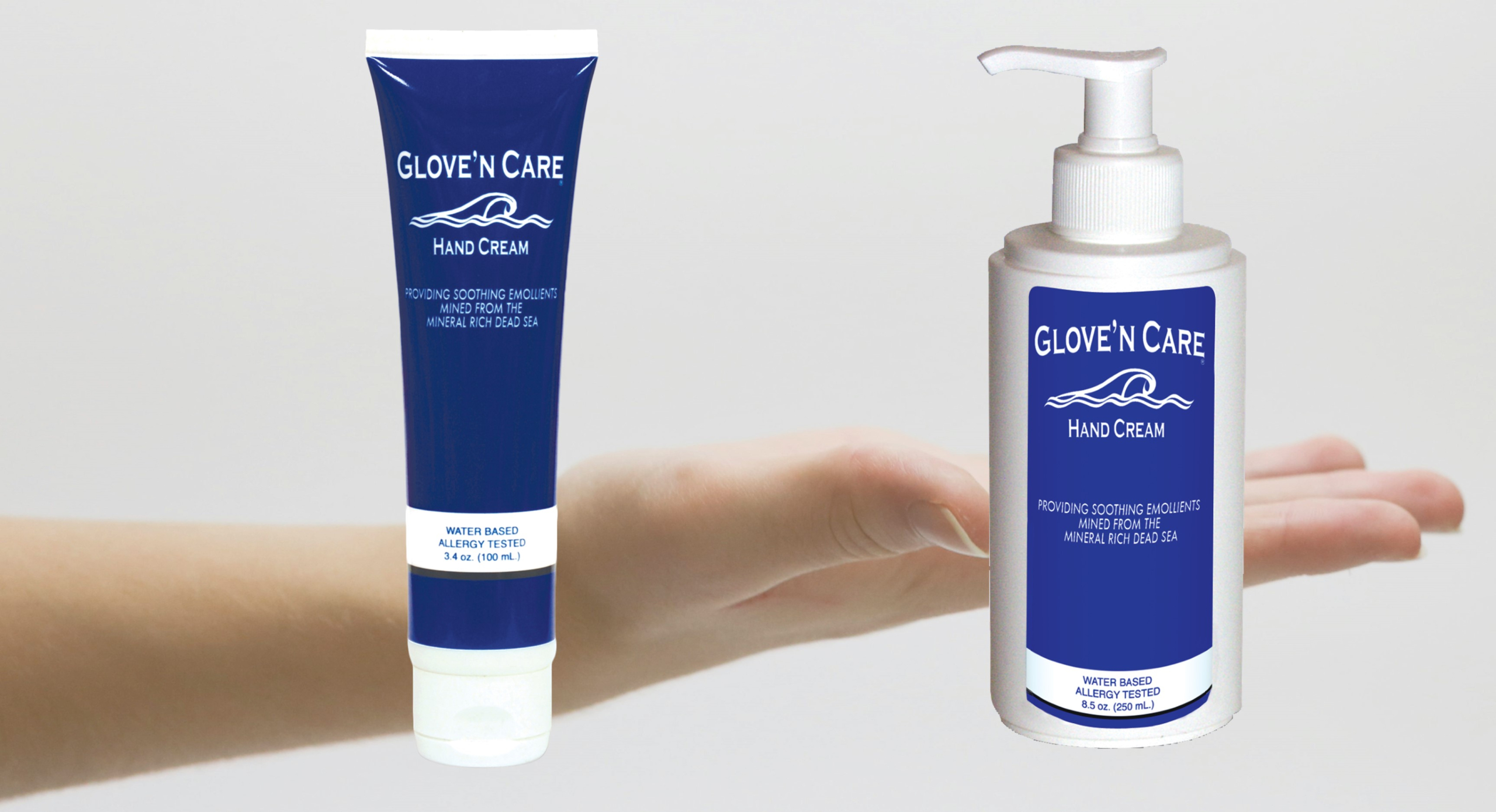 Glove'n Care tube pog pumpekanne med håndkrem foran en hånd